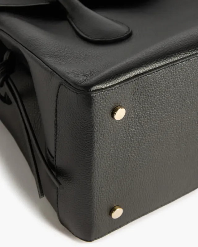 Lydia Tote Bag Grained Leather Black Flattered